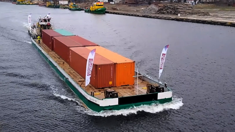 barka z kontenerami