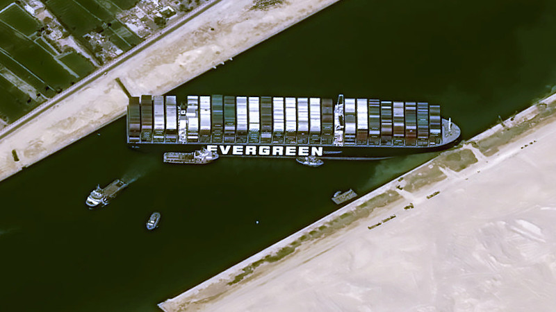 Kontenerowiec blokuje kanał