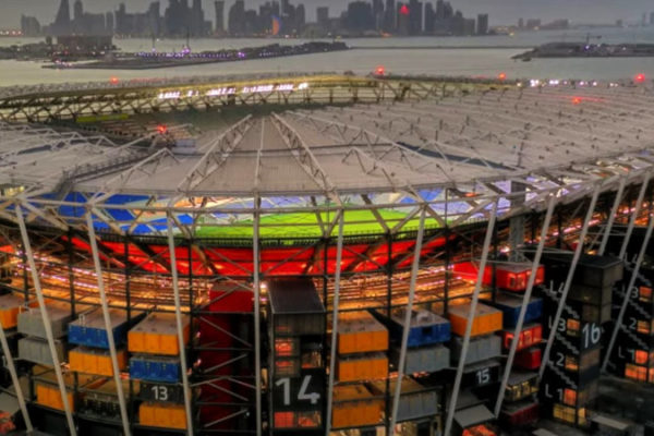 Pierwszy mobilny stadion piłkarski zbudowany z kontenerów