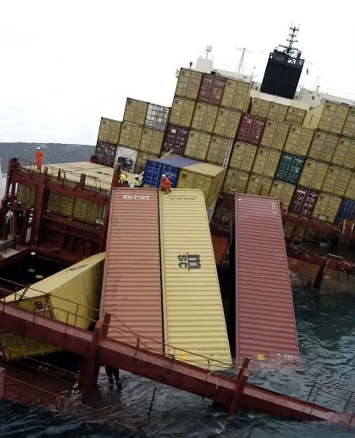 zniszczone kontenery