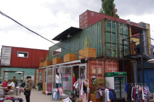 kontenery morskie przerobione na sklepy