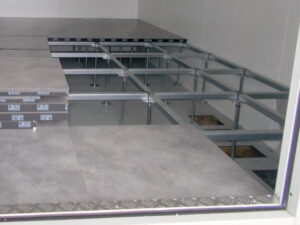 Kontener z podłogą techniczną